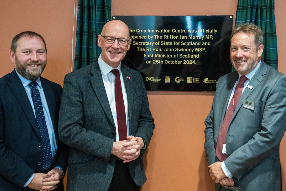 Secretary of State, Ian Murray MP, First Minister, John Sweeney MSP, Professor Colin Campbell, unveiling plaque