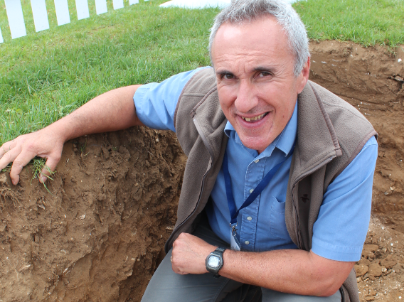 Soil and culitvations expert Philip Wright shows how soil is compacted