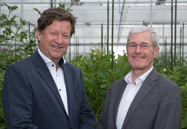 Incoming CEO Hans Huistra shaking hands with outgoing CEO Gerard Backx.