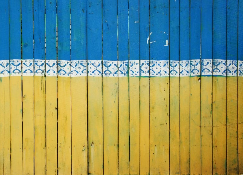 WOODEN CRATE IN UKRAINE COLOURS