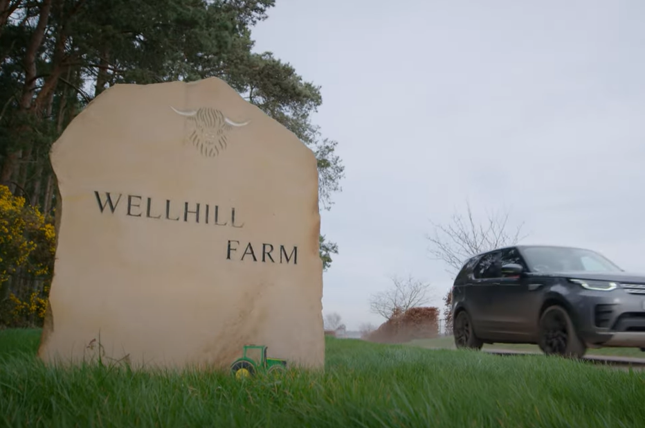 Stone sign saying Wellhill Farm