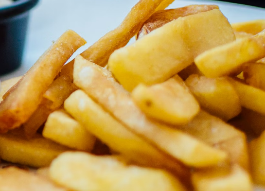 potato chips piled on a plate